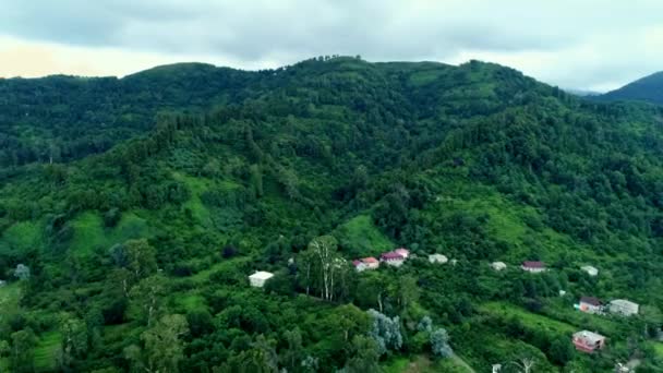 Vue aérienne des maisons de campagne en montagne. Géorgie — Video