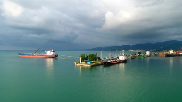 Vista aérea do porto industrial com navio em Batumi — Vídeo de Stock