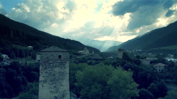 Top luchtfoto van Mestia (Georgia) — Stockvideo