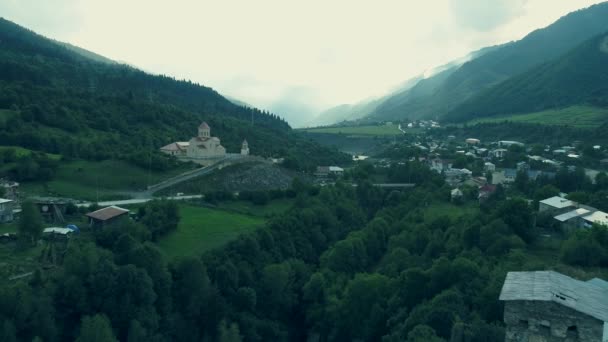 Vackra landskap av Mestia Flygfoto — Stockvideo