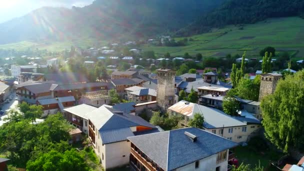 Mestia svan towers op zonnige dag, luchtfoto — Stockvideo