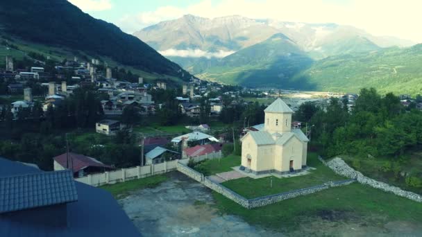 Luchtfoto drone weergave van Sint Nicolaas kerk in Mestia — Stockvideo