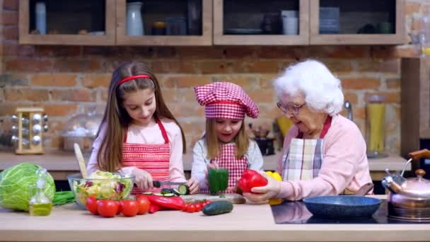 Δύο μικρότερες αδελφές με γιαγιά μαγείρεμα μαζί — Αρχείο Βίντεο