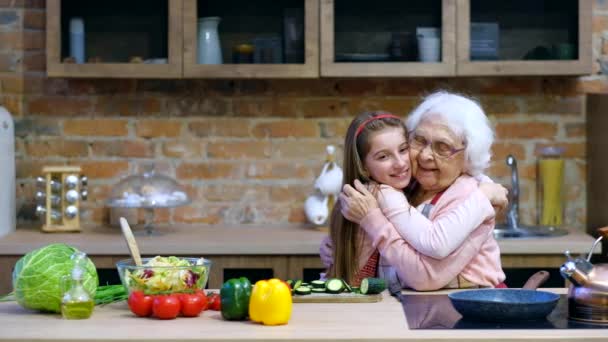 Neta com avó se divertindo — Vídeo de Stock
