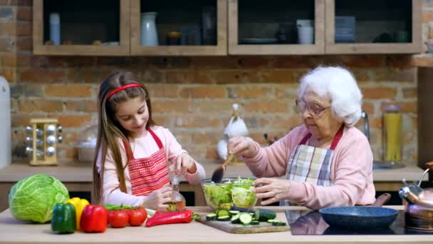 Wnuczka dziewczyna pomaga jej babcia gotować — Wideo stockowe