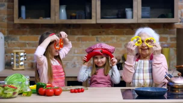 Oma met kinderen in huis keuken — Stockvideo