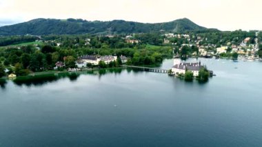 Gmunden Schloss Gölü 'nün havadan görünüşü