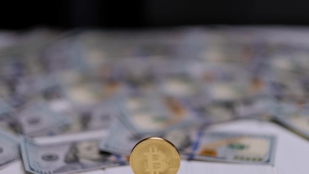 Stapel Bitcoin munten met honderd dollar biljetten — Stockvideo