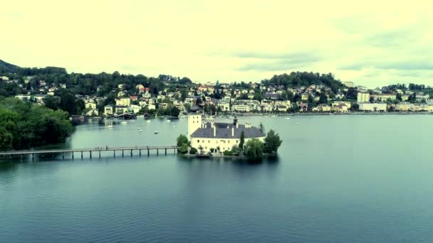 Вид с воздуха на озеро Гмунден-Шлосс в Австрии — стоковое видео