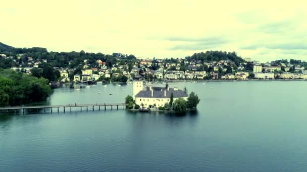 Vista aérea del lago Gmunden Schloss en Austria — Vídeos de Stock