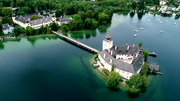 Letecký pohled na jezero Gmunden Schloss — Stock video