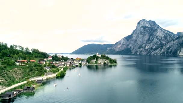 Vista aérea del lago austriaco con bellísimo paisaje de montaña — Vídeos de Stock