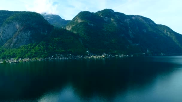 З видом на австрійське озеро з гарним гірським ландшафтним краєвидом — стокове відео