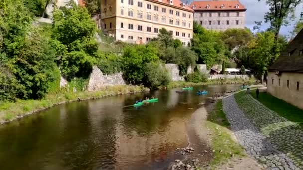 Viaje en canoa por el río en Krumlov — Vídeos de Stock