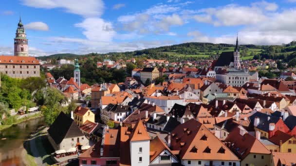 Paisaje urbano de Krumlov con nubes oscuras — Vídeo de stock