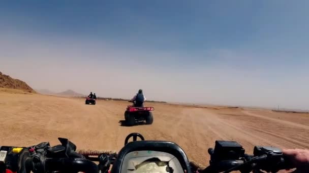 Quad paseos en bicicleta por el desierto — Vídeos de Stock