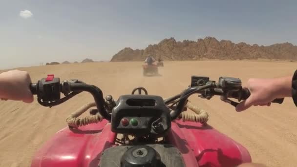 Quadriciclo passeios pelo deserto — Vídeo de Stock