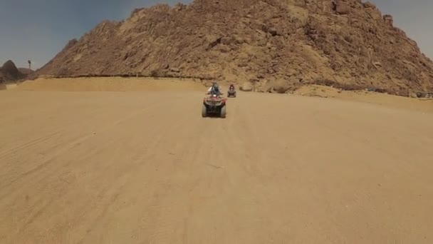 Quad fährt durch die Wüste — Stockvideo