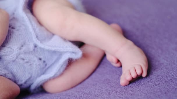 Крупный план ноги новорожденной девушки, лежащей в постели — стоковое видео