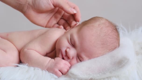 Bebé niño durmiendo en la almohada grande en la cama — Vídeo de stock