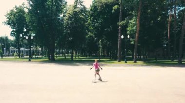 Küçük kız paten kayıyor.