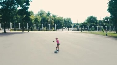 Küçük kız paten kayıyor.