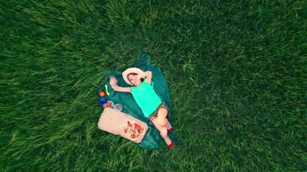 Dívka ležící na piknikovém prostěradle — Stock video