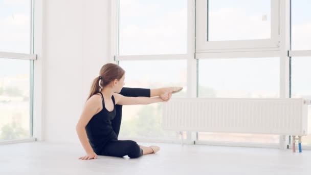 Girl dancer doing stretching — Stock Video