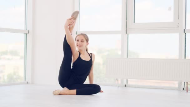 Lány táncos csinál stretching — Stock videók