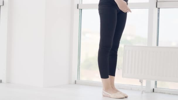 Bailarina practicando danza movimiento piernas — Vídeos de Stock
