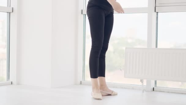 Танцовщица практикует движения ног — стоковое видео