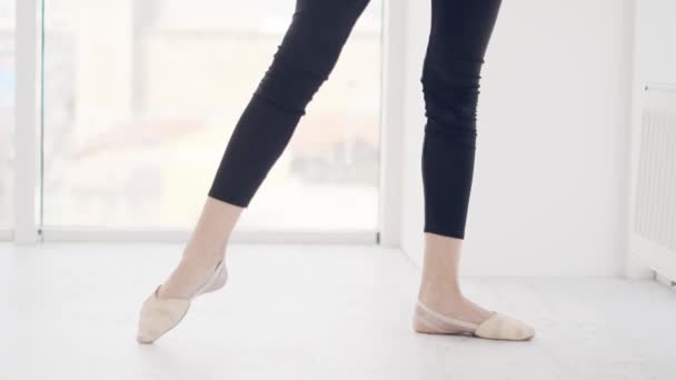 Ballerino che pratica gambe di movimento di danza — Video Stock