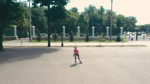 女の子はスケートで転がる — ストック動画