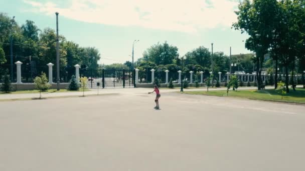 Little girl rolls on skates — Stock Video