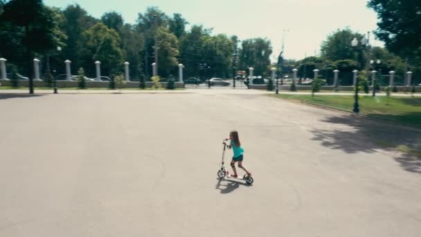 キックスクーターの女の子に乗る — ストック動画