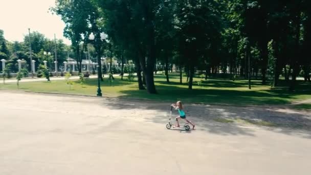 Niña montar en patinete scooter — Vídeos de Stock