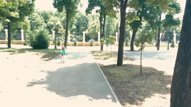 Pequena menina passeio em scooter pontapé — Vídeo de Stock