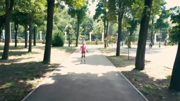 Menina rola em patins — Vídeo de Stock