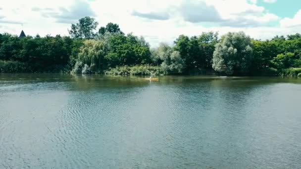 Personne en canot sur la rivière, aérienne 