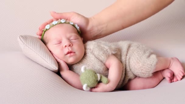 Мати торкається маленького новонародженого — стокове відео