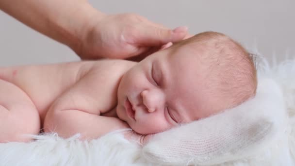 Niño recién nacido en sábanas blancas — Vídeo de stock