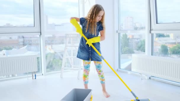 Dívka vytírání podlahy v bytě