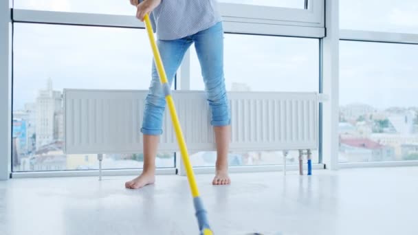 Female legs with mop — Stock Video