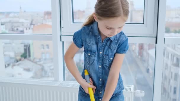 Kleine Haushälterin wäscht Fußboden — Stockvideo