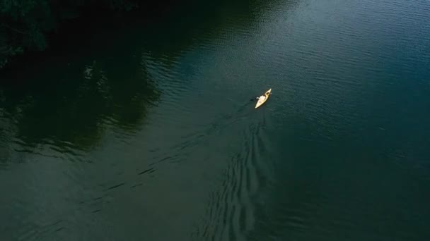 Canoa em um rio, vista aérea — Vídeo de Stock