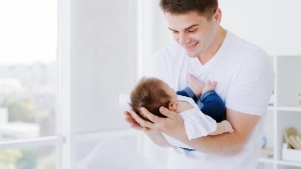 Joven padre sosteniendo bebé — Vídeos de Stock