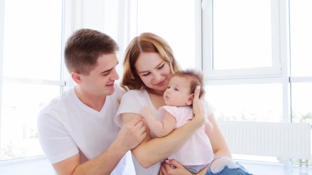 Jovem família com bebê — Vídeo de Stock