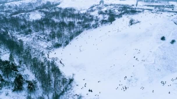 Luchtfoto beelden van plaats om te skiën in de buurt van bos — Stockvideo