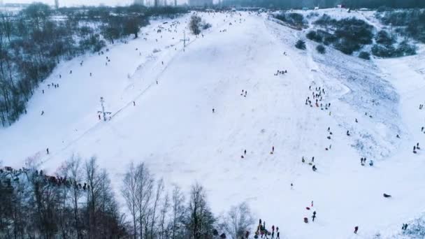 Images aériennes de l'endroit pour skier près de la forêt — Video