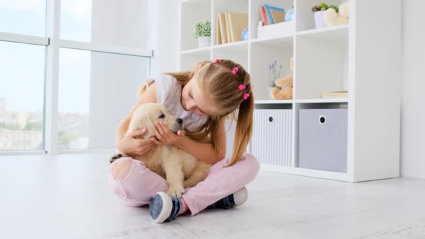 Menina encantadora toca suavemente cachorro — Vídeo de Stock